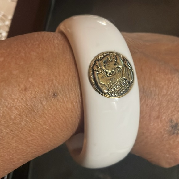 Vintage lucite goldtone studded bracelet - Picture 2 of 5